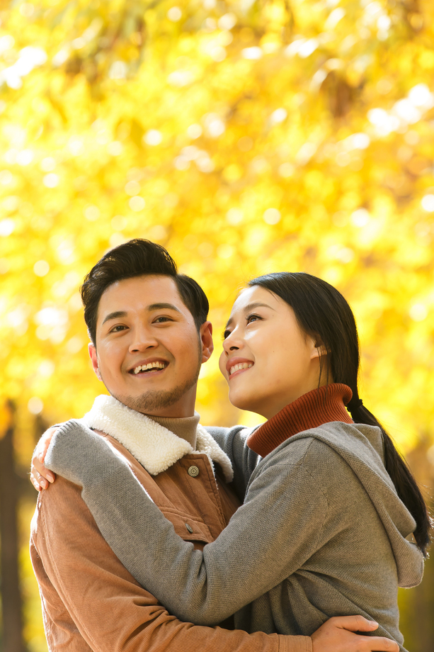 幸福情侣在户外 幸福情侣在户外