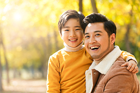 父亲和儿子在户外玩耍