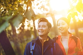 青年伴侣徒步旅行照片