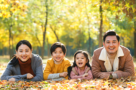 幸福家庭趴在草地上图片