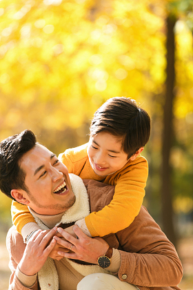 父亲和儿子在户外玩耍