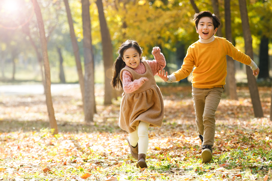 快乐儿童在户外奔跑图片 快乐儿童在户外奔跑图片