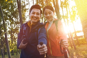 青年伴侣徒步旅