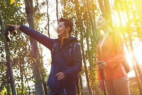 青年伴侣徒步旅