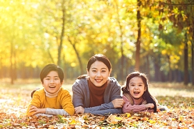 妈妈和孩子在户外玩耍图片