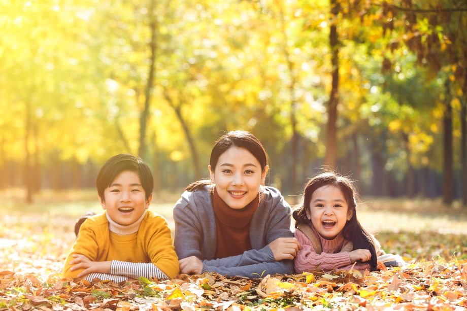 妈妈和孩子在户外玩耍图片
