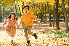 快乐儿童在户外奔跑图片