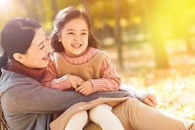 妈妈和女儿在户外玩耍图片