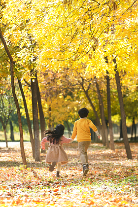 快乐儿童在户外奔跑图片