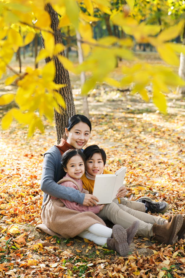 妈妈和孩子在树下看书 妈妈和孩子在树下看书