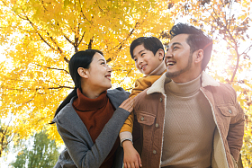 快乐家庭在户外玩耍