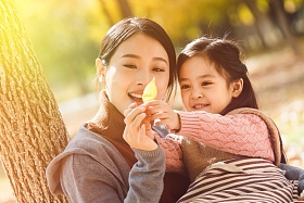 妈妈和女儿在户外玩耍图片