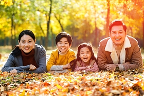 幸福家庭趴在草地上