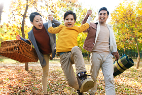 快乐家庭在户外玩耍