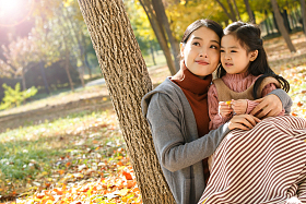 妈妈和女儿在户外玩耍图片