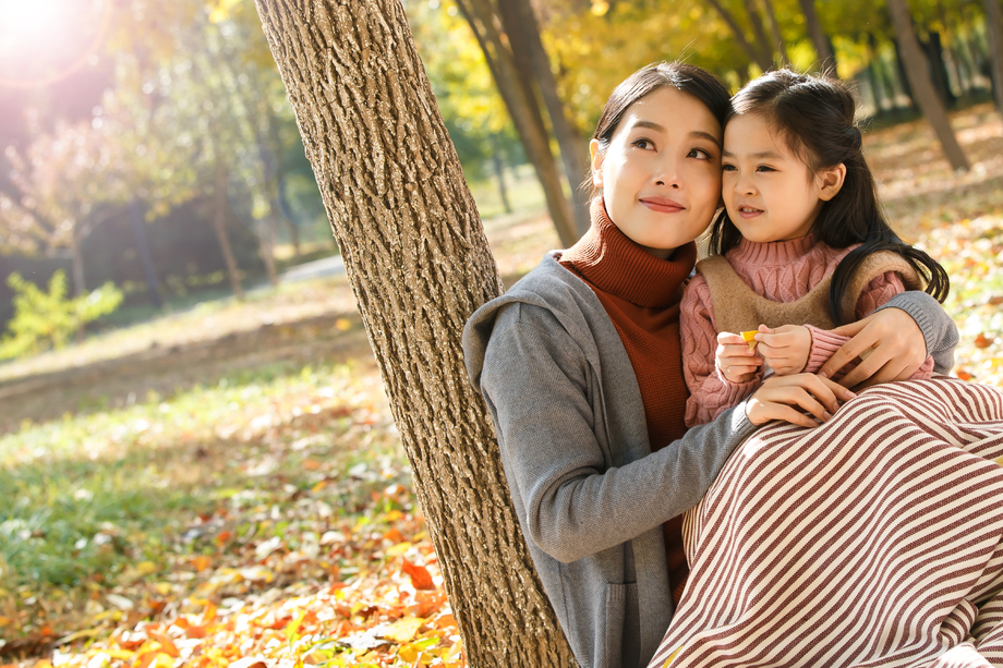 妈妈和女儿在户外玩耍图片 妈妈和女儿在户外玩耍图片