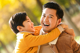 父亲和儿子在户外玩耍