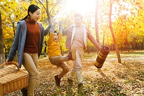 快乐家庭在户外玩耍