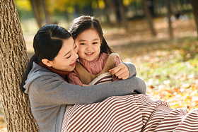妈妈和女儿在户外玩耍图片