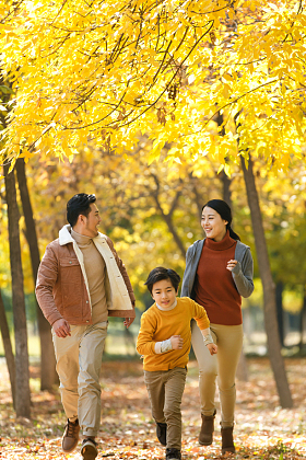 快乐家庭在户外玩耍