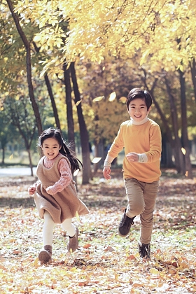 快乐儿童在户外奔跑照片