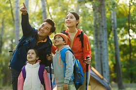幸福家庭徒步旅