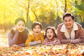 幸福家庭趴在草地上