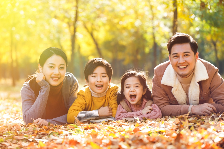 幸福家庭趴在草地上