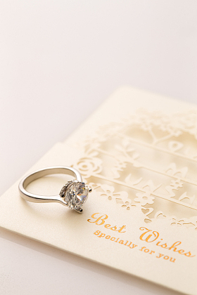 贺卡和钻戒图片