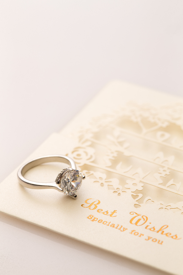 贺卡和钻戒图片