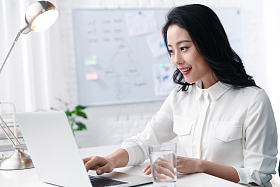 青年商务女人在办公照片