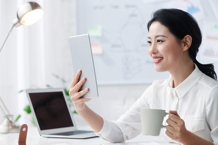 青年商务女人在办公照片