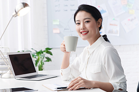 青年商务女人在办公照片