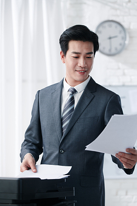 青年商务男人在办公图片