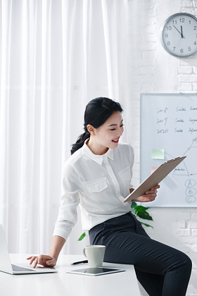 青年商务女人在办公照片