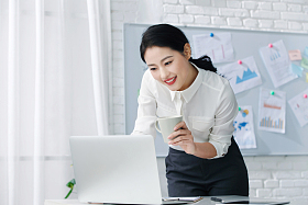 青年商务女人在办公照片