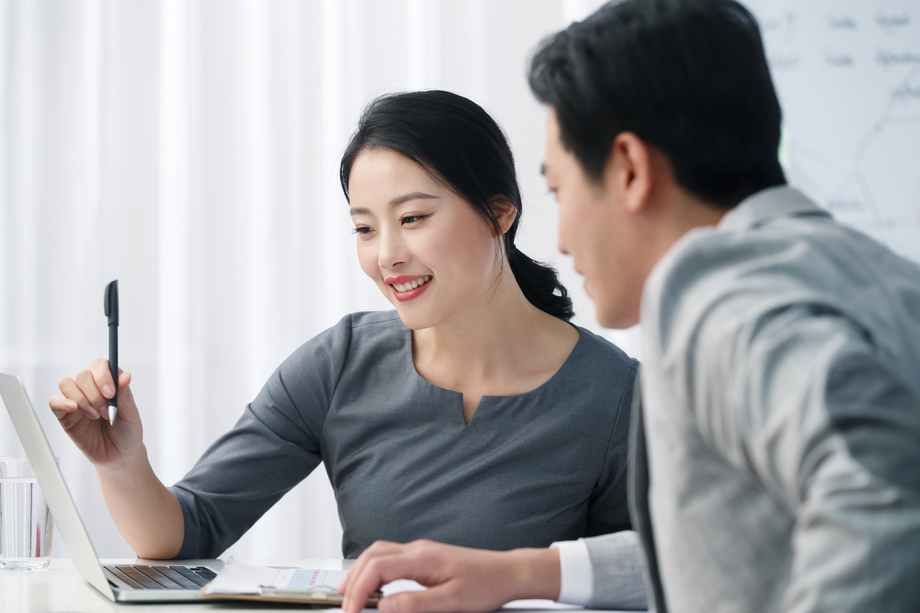 青年商务男女在办公照片