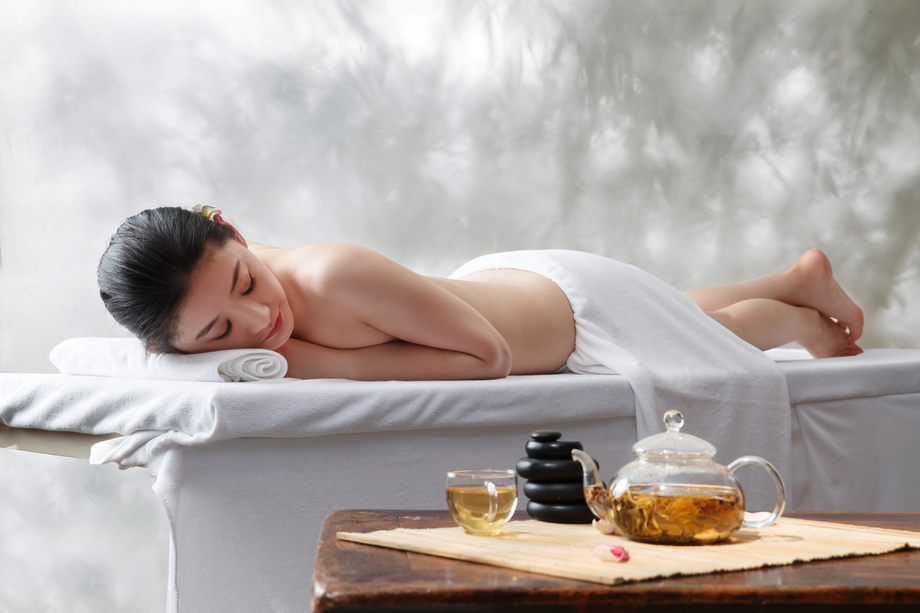 年轻女人在户内做SPA图片 年轻女人在户内做SPA图片