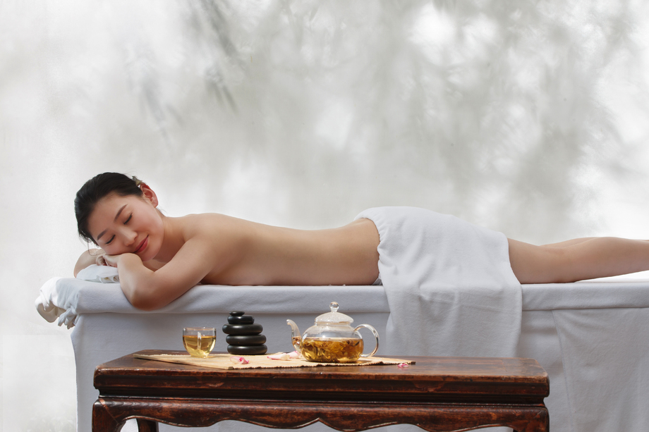 年轻女人在户内做SPA 年轻女人在户内做SPA