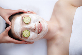 年轻女人在做SPA图片