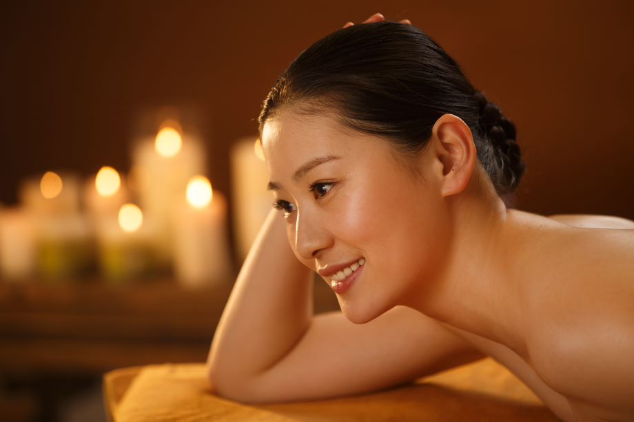 年轻女人在室内做SPA 年轻女人在室内做SPA