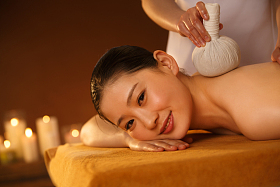 年轻女人在室内做SPA