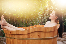 年轻女人在户外洗浴图片