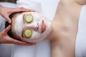 年轻女人在做SPA图片