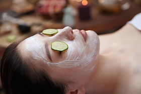 年轻女人在做SPA