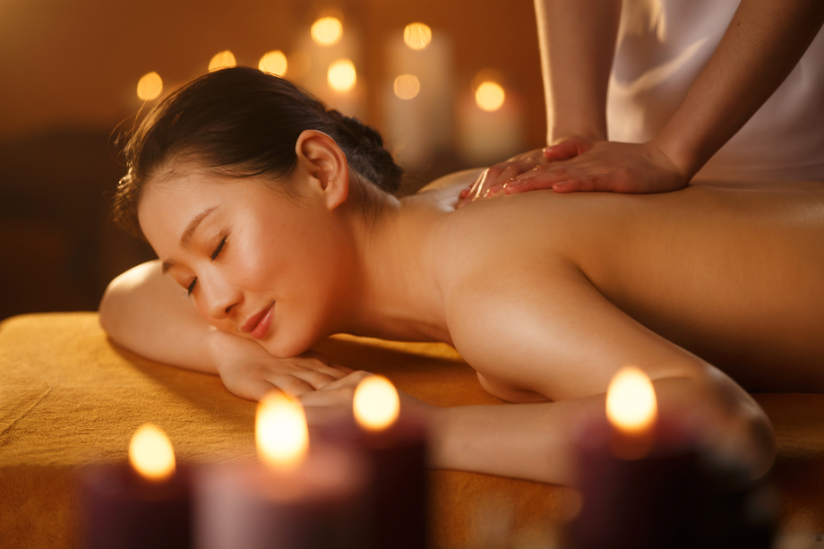 年轻女人在室内做SPA 年轻女人在室内做SPA