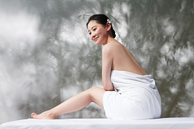 年轻女人在户内做SPA图片