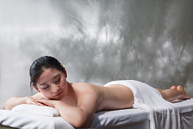 年轻女人在户内做SPA图片