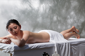 年轻女人在户内做SPA图片