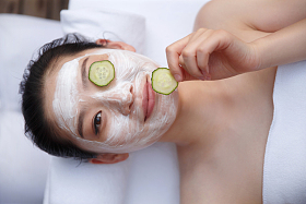 年轻女人在做SPA照片